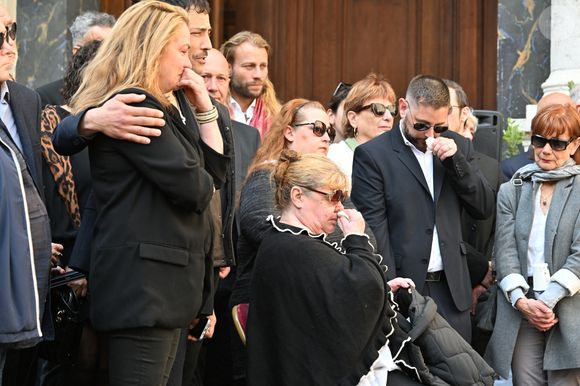 Delphine, une amie proche de Loana, a certifié à l'AFP qu'il ne s'agissait pas de Mindy et Maelysse mais des nièces de Loana

Delphine, une amie proche de Loana, Steevy Boulay, Christophe Mercy, Violette Petrucciani (mère de Loana) - Sorties des obsèques de Loana Petrucciani en la cathédrale Sainte-Réparate à Nice le 10 avril 2026.© Bruno Bebert/Bestimage