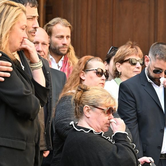 Delphine, une amie proche de Loana, a certifié à l'AFP qu'il ne s'agissait pas de Mindy et Maelysse mais des nièces de Loana

Delphine, une amie proche de Loana, Steevy Boulay, Christophe Mercy, Violette Petrucciani (mère de Loana) - Sorties des obsèques de Loana Petrucciani en la cathédrale Sainte-Réparate à Nice le 10 avril 2026.© Bruno Bebert/Bestimage