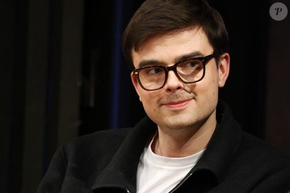 En parallèle, le journaliste figure dans l'organigramme de deux autres sociétés

Exclusif - Hugo Travers -HugoDécrypte présente "HugoDécrypte en Russie" à la Station Ausone - Librairie Mollat à Bordeaux, France, le 13 janvier 2026. © Jean-Marc Lhomer/Bestimage