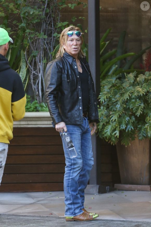 Mickey Rourke est menacé d'expulsion de son domicile.

Mickey Rourke est allé déjeuner avec le chanteur de country, Kris Kristofferson au Four Seasons à Beverly Hills le 26 janvier 2023.