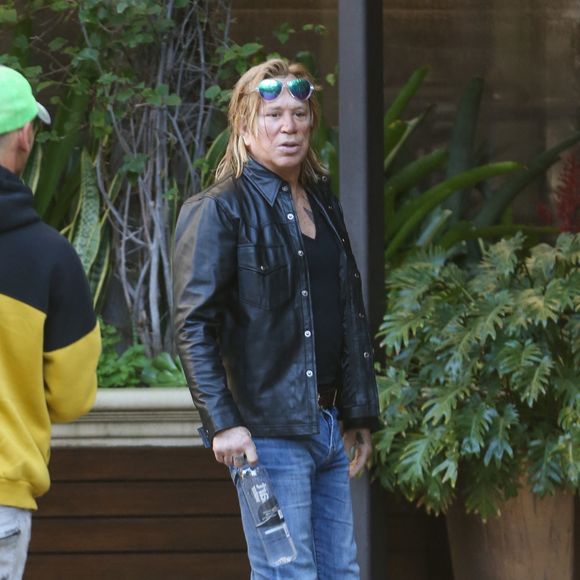 Mickey Rourke est menacé d'expulsion de son domicile.

Mickey Rourke est allé déjeuner avec le chanteur de country, Kris Kristofferson au Four Seasons à Beverly Hills le 26 janvier 2023.