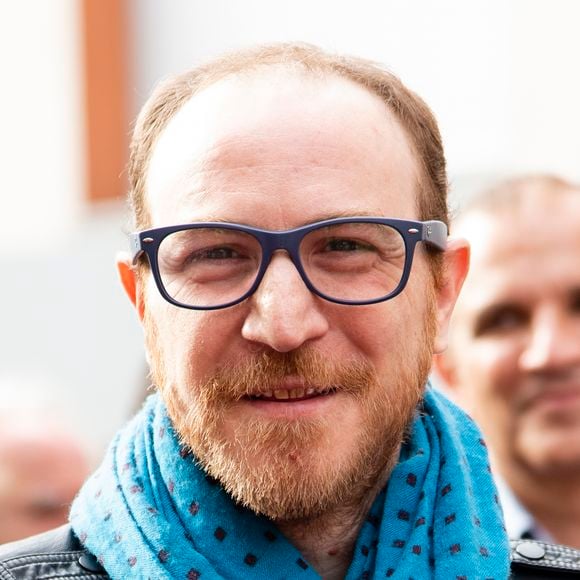 Sarah y a lancé Food’Amour, une boutique de street-food proposant des plats faits maison avec des produits locaux.

Exclusif - Marius Colucci - La ville de Montrouge rend hommage à Coluche lors de l'inauguration d'une plaque à l'adresse ou il a grandi, au 5 avenue Emile Boutroux juste derrière la place Emile Cresp, Montrouge le 19 juin 2019.  La sculpture de sa salopette qui a été inaugurée en 2011 fait peau neuve puisque son sculpteur l’a rénové. © Pierre Perusseau/Bestimage