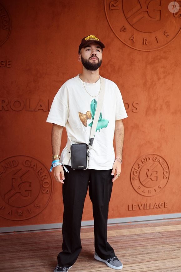 Il en est même l'officiel commissaire artistique et a ainsi eu "carte blanche" pour sélectionner toutes les œuvres de son choix

Olivio Ordonez ( Oli du duo Bigflo et Oli) - Célébrités au Village lors des Internationaux de France de tennis de Roland Garros 2023 à Paris le 10 juin 2023. © Jacovides-Moreau/Bestimage