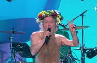 Philippe Katerine interprète "Nu" lors de la 41e cérémonie des Victoires de la musique le 13 février 2026.