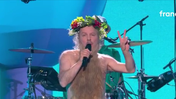 Philippe Katerine interprète "Nu" lors de la 41e cérémonie des Victoires de la musique le 13 février 2026.