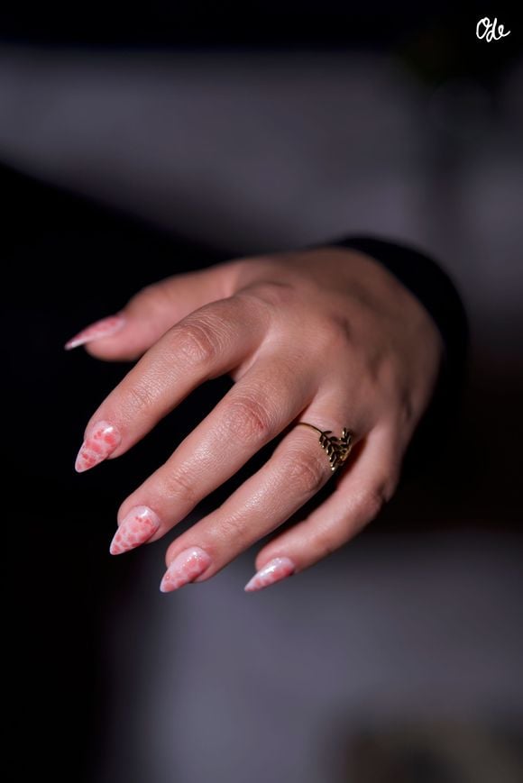 Les vernis néon et flashy perdent du terrain au profit d'alternatives beaucoup plus douces et sophistiquées.