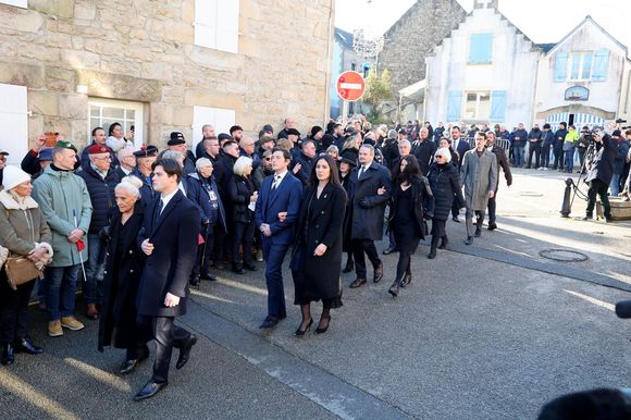 Pierrette Le Pen et son petit-fils, Jany Le Pen et les autres membres du clan Le Pen - Arrivées des membres de la famille Le Pen aux obsèques de Jean-Marie Le Pen en l'église Saint-Joseph à la Trinité-sur-Mer  le 11 juillet 2025. © Dominique Jacovides / Guillaume Collet / Bestimage