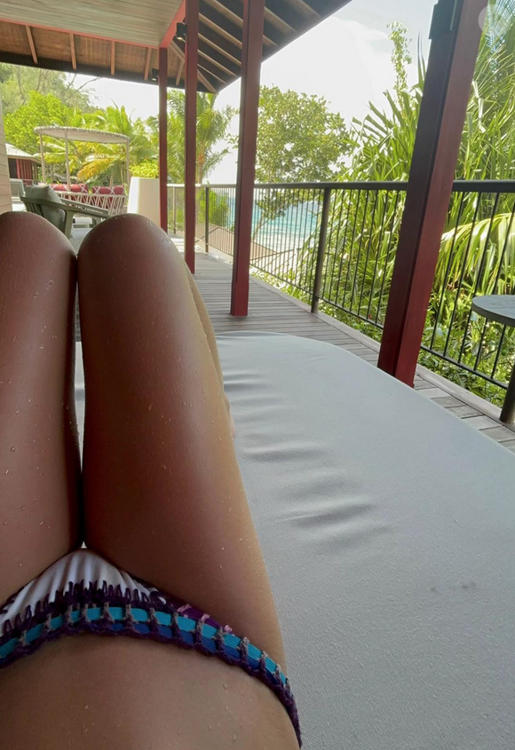 Quoi de mieux qu'une sieste face à la mer? 

Giulia Sarkozy en vacances aux Seychelles avec ses parents Nicolas Sarkozy et Carla Bruni. TikTok Giulia Sarkozy