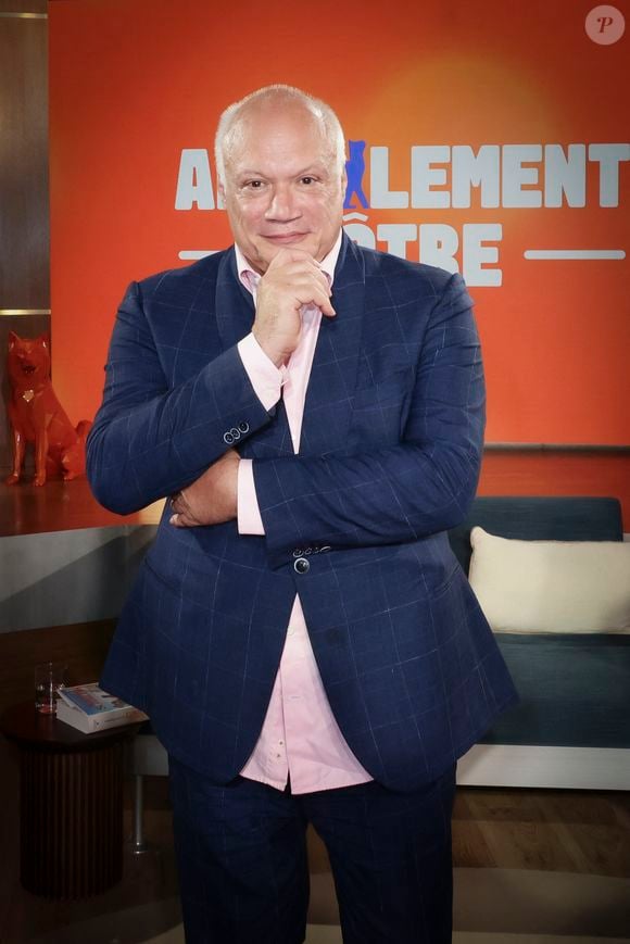 Eric-Emmanuel Schmitt, sur plateau de la nouvelle émission "Animalement Vôtre" présentée par Bernard Montiel et diffusée le 14 décembre sur France 3, à Paris, France, le 14 octobre 2025. © Jack Tribeca/Bestimage