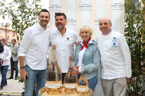 Info - Mercotte (Jacqueline Mercorelli) quitte l'émission "Le Meilleur Pâtissier" (M6) à l'issue de la 14ème saison - Les Chefs à Saint-Tropez fêtent les producteurs 2025 - Les chefs Cyril Lignac, Sébastien Bouillet, Mercotte et le chef Eric Briffard sur la place des Lices à Saint-Tropez, le 3 mai 2025. ©Jean-Marc Lhomer / Bestimage.