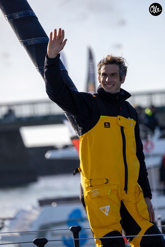 Le skipper de Macif Charlie Dalin remporte la dixième édition du tour du monde en solitaire Vendée Globe en pulvérisant le record de l’épreuve en 64 jours, 19 heures 22 minutes et 49 secondes aux Sables-d'Olonne, en France, le 14 janvier 2025. © Alexis Courcoux/Psnewz/Bestimage