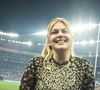 La chanteuse Louane (Louane Emera), représentante de la France au concours de l'Eurovision, interpréte pour la première fois son titre Maman, en hommage à sa mère décédée lorsqu'elle avait 17 ans, devant les 80 000 spectateurs, suspendue sur une plateforme, plusieurs mètres au-dessus de la pelouse et des musiciens, du Stade de France à la mi-temps du match du Tournoi des Six Nations opposant la France à l'Écosse, à Saint-Denis, Seine Saint-Denis, France, le 15 mars 2025. © Cyril Moreau/Bestimage
