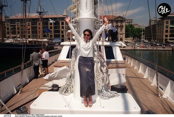 « Mouna Ayoub pose aux côtés de la chanteuse Gloria Gaynor lors de l’exposition qui lui est consacrée au Musée de la Mode de Marseille. Elle porte une robe de haute couture et est photographiée en plan américain, avec en arrière-plan le voilier de luxe Phocéa amarré dans le port. Photo : Bertrand Rindoff Petroff / Bestimage. »