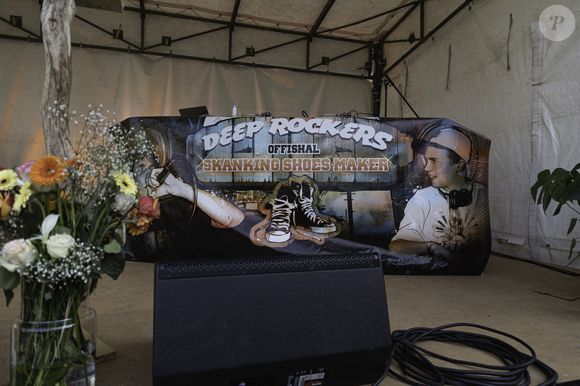 Hommage au chanteur Naâman, sur la place rebaptisée à son nom à Dieppe, le 23 février 2025.

Photo : Florian Savina / Bestimage