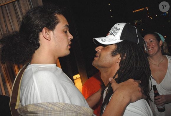 Joakim Noah et son père Yannick célèbrent leur victoire 84-75 au championnat de basket-ball masculin de la NCAA à Atlanta, GA, USA, le 2 avril 2007. Photo Christophe Guibbaud/Cameleon/ABACAPRESS.COM