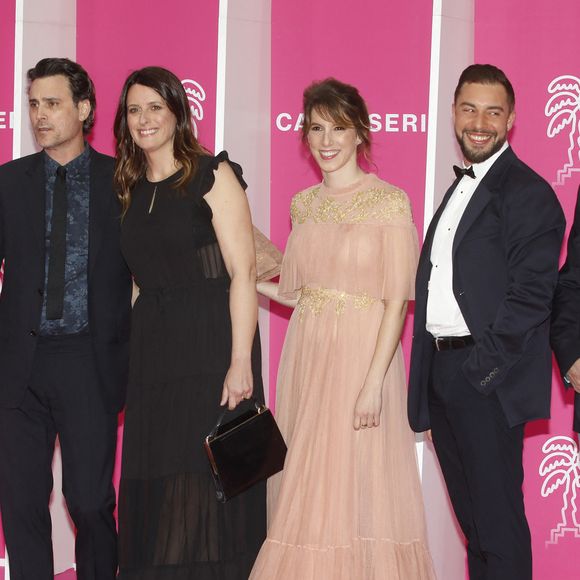 Nicolas Berger-Vachon, Anne Décis, Léa François, en longue robe tulle nude rebrodée aux épaules griffée Christophe Guillarmé, bijoux Elsa Lee Paris, et pochette Carmen Steffens,, Marwan Berreni et Serge Ladron de Guevara de "Plus Belle la Vie" au photocall lors de la 5ème saison du festival International des Séries "Canneseries" à Cannes, France, le 2 avril 2022. © Denis Guignebourg/Bestimage