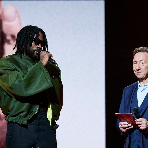 Exclusif - Damso et Stephane Bern lors de l’enregistrement de l’émission “Les stars s’unissent pour le Sidaction” au théâtre Marigny à Paris, France, le 11 mars 2025. L’émission sera diffusée en prime le 22 mars sur France 2. © Guirec-Moreau/ Bestimage