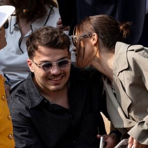Antoine Dupont et sa compagne Iris Mittenaere en tribunes lors de la finale messieurs des Internationaux de France de Tennis de Roland Garros 2025 (jour 15), à Paris, France, le 8 juin 2025. © Cyril Moreau/Bestimage
