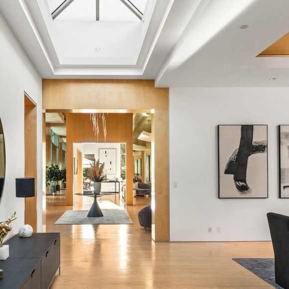 Exclusif - La nouvelle villa de Kanye West à Beverly Hills. Kanye a finalisé l'achat hors marché pour 35 millions de dollars. La propriété de style méditerranéen comprend environ 1900 m2 d'espace habitable, des jardins privés et des vues panoramiques sur la ville. Los Angeles, le 15 décembre 2024.