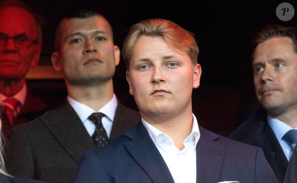 C'est loin de la médiatisation que Sverre Magnus de Norvège poursuit son quotidien.

Le prince Sverre Magnus lors du match de qualification pour la Coupe du monde masculine entre la Norvège et l'Italie lors de la troisième journée du groupe I au stade Ullevaal d'Oslo, en Norvège, le 6 juin 2025.