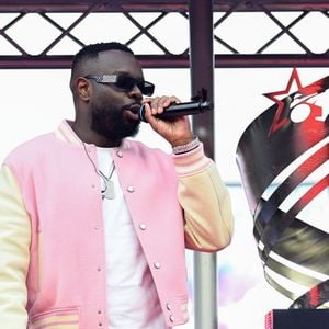 Pour le moment, son avocat, Me David-Olivier Kaminski, n'a pas souhaité faire de commentaire.

Show de de Gims lors du 105ème Prix d'Amérique à l'Hippodrome de Vincennes le 25 janvier 2026. © Lionel Urman/Bestimage