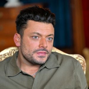 Dans l’émission "Mask Singer, l’enquête continue", l’humoriste de 34 ans est revenu sur leur premier rendez-vous, qu’il a décrit comme particulièrement "lunaire".

Kev Adams - Point presse dans le cadre de la 7e édition du festival Cineroman à Nice le 4 Octobre 2025 . © Bebert-Jacovides/Bestimage