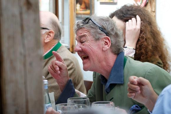 Le prince Ernst-August de Hanovre s'en donne à coeur joie en buvant et fumant aux côtés de sa compagne Simona - Anniversaire de Mick Flick lors de la 181 ème fête de la Bière à Munich le 20 septembre 2014