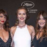 A Cannes, la belle Carla Bruni constate sa "différence" physique avec ses amies stars de la mode