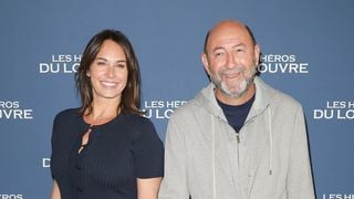 Loin de leur maison en Saône-et-Loire, Julia Vignali et Kad Merad, plus amoureux que jamais, font une apparition remarquée