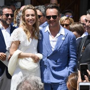 Nathalie Baye, Bernard Montiel, Jean-Louis Borloo, David Hallyday - Mariage de Laura Smet et Raphaël Lancrey-Javal à l'église Notre-Dame des Flots au Cap-Ferret le jour de l'anniversaire de son père Johnny Hallyday. © Agence / Bestimage