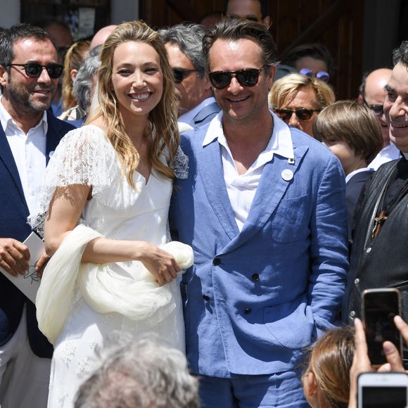 Nathalie Baye, Bernard Montiel, Jean-Louis Borloo, David Hallyday - Mariage de Laura Smet et Raphaël Lancrey-Javal à l'église Notre-Dame des Flots au Cap-Ferret le jour de l'anniversaire de son père Johnny Hallyday. © Agence / Bestimage