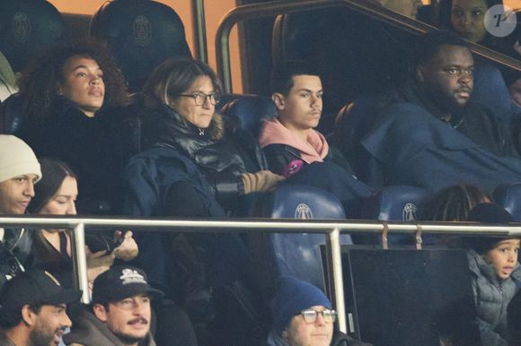 Fayza Lamari (mere de kylian mbappe) et Léon Debbouze en tribunes lors du match de football Ligue 1 Uber Eats opposant le Paris Saint-Germain (PSG) au LOSC Lille (4-1) au Parc des Princes à Paris, France, le 1er mars 2025. © Cyril Moreau/Bestimage