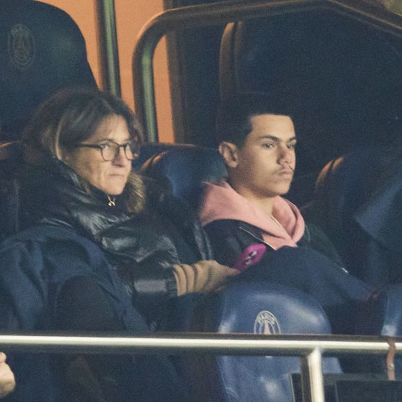 Fayza Lamari (mere de kylian mbappe) et Léon Debbouze en tribunes lors du match de football Ligue 1 Uber Eats opposant le Paris Saint-Germain (PSG) au LOSC Lille (4-1) au Parc des Princes à Paris, France, le 1er mars 2025. © Cyril Moreau/Bestimage