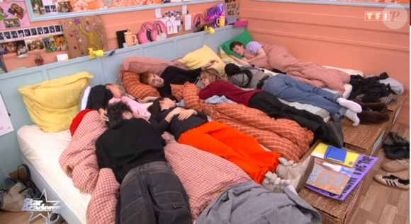 Alors que ce dernier venait de partager un moment de complicité avec une autre élève

Star Academy : Jeanne ne supporte pas de voir Léo avec une autre élève qu'elle, elle lui fait une mise au point - capture d'écran TF1, Star Academy