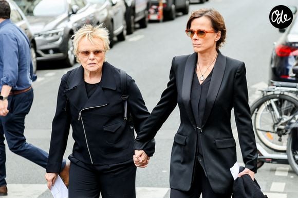 Muriel Robin et son épouse Anne Le Nen lors des funérailles de B. Chirac à la basilique Sainte-Clotilde à Paris (7e) le 12 juin 2026. L’ancienne première dame de France est décédée le 5 juin 2026 à l’âge de 93 ans. 
© Jacovides / Liewig / Bestimage