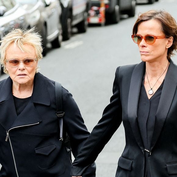 Muriel Robin et son épouse Anne Le Nen lors des funérailles de B. Chirac à la basilique Sainte-Clotilde à Paris (7e) le 12 juin 2026. L’ancienne première dame de France est décédée le 5 juin 2026 à l’âge de 93 ans. 
© Jacovides / Liewig / Bestimage
