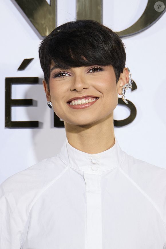 Eve Gilles (Miss France 2024) - Première édition des Trophées Madame – Le Grand Dîner dans le cadre prestigieux de l'hôtel Peninsula à Paris le 6 mars 2025. Cet événement d’exception a réuni des figures influentes du monde de la culture, du sport, du luxe et de l’entrepreneuriat, venues célébrer les femmes qui façonnent et inspirent notre époque.
Placée sous le signe de l’excellence, de l’innovation et de l’audace, cette soirée a mis à l’honneur des personnalités féminines remarquables, sélectionnées pour leur impact et leur engagement dans leur domaine respectif.
Le trophée exclusif des « Trophées Madame » a été conçu par l’artiste de street art Leloluce, incarnant la force et la résilience des femmes d’aujourd’hui.
Les lauréates ont été choisies par un comité d’expertes influentes, issues du mouvement Women With Impact et reconnues pour leur discernement et leur engagement en faveur de la promotion des femmes. © Cyril Moreau/Bestimage