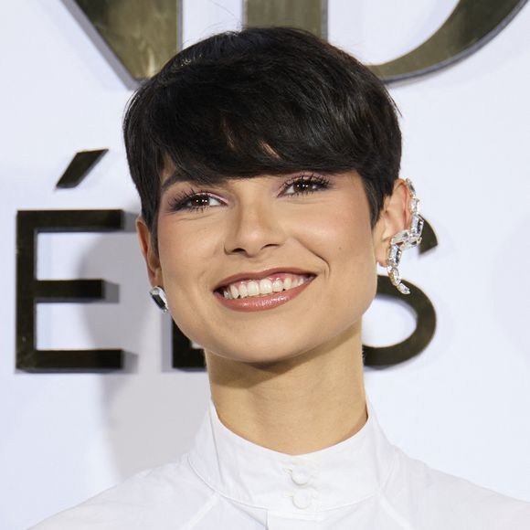 Eve Gilles (Miss France 2024) - Première édition des Trophées Madame – Le Grand Dîner dans le cadre prestigieux de l'hôtel Peninsula à Paris le 6 mars 2025. Cet événement d’exception a réuni des figures influentes du monde de la culture, du sport, du luxe et de l’entrepreneuriat, venues célébrer les femmes qui façonnent et inspirent notre époque.
Placée sous le signe de l’excellence, de l’innovation et de l’audace, cette soirée a mis à l’honneur des personnalités féminines remarquables, sélectionnées pour leur impact et leur engagement dans leur domaine respectif.
Le trophée exclusif des « Trophées Madame » a été conçu par l’artiste de street art Leloluce, incarnant la force et la résilience des femmes d’aujourd’hui.
Les lauréates ont été choisies par un comité d’expertes influentes, issues du mouvement Women With Impact et reconnues pour leur discernement et leur engagement en faveur de la promotion des femmes. © Cyril Moreau/Bestimage