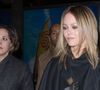 Lily-Rose Depp arrive à l'avant-première du film "Planetarium" avec sa mère Vanessa Paradis, sa tante Alysson Paradis et son compagnon Guillaume Gouix au Grand Rex à Paris, le 8 novembre 2016. Vanessa Paradis ne passera pas au photocall pour ne pas voler la vedette à sa fille.