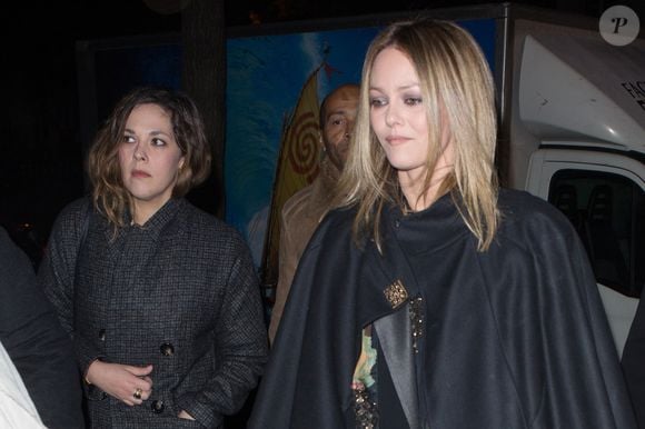 Lily-Rose Depp arrive à l'avant-première du film "Planetarium" avec sa mère Vanessa Paradis, sa tante Alysson Paradis et son compagnon Guillaume Gouix au Grand Rex à Paris, le 8 novembre 2016. Vanessa Paradis ne passera pas au photocall pour ne pas voler la vedette à sa fille.