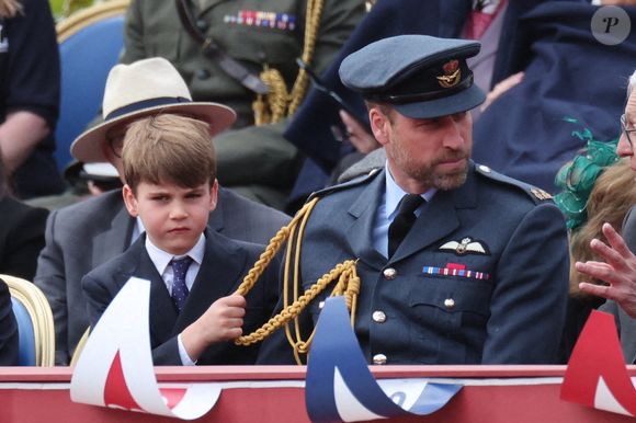 Le prince Louis est beaucoup plus jovial en public, montrant une facette de sa personnalité qui est très appréciée.

Le prince Louis et le prince de Galles, le prince William, avant la procession militaire pour le 80e anniversaire du jour de la Victoire en Europe, au palais de Buckingham, dans le centre de Londres, au Royaume-Uni, le lundi 5 mai 2025. © Lock Stephen/I-Images/ABACA