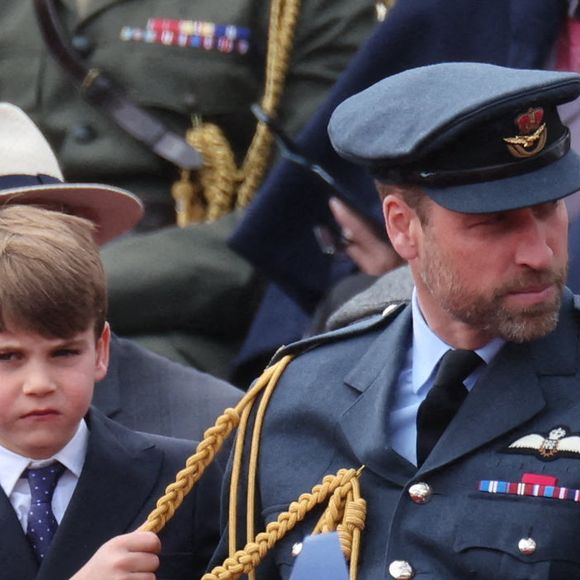 Le prince Louis est beaucoup plus jovial en public, montrant une facette de sa personnalité qui est très appréciée.

Le prince Louis et le prince de Galles, le prince William, avant la procession militaire pour le 80e anniversaire du jour de la Victoire en Europe, au palais de Buckingham, dans le centre de Londres, au Royaume-Uni, le lundi 5 mai 2025. © Lock Stephen/I-Images/ABACA