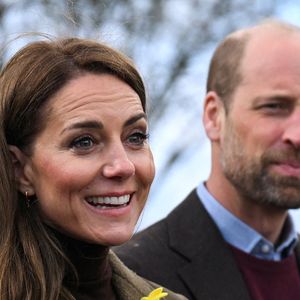 Il a beau être prince, William a dû faire ses preuves auprès de la famille de Kate Middleton
Le prince William, prince de Galles, et Catherine (Kate) Middleton, princesse de Galles visitent le jardin communautaire et le bois de Meadow Street à Pontypridd au Royaume-Uni. Julien Burton / Bestimage