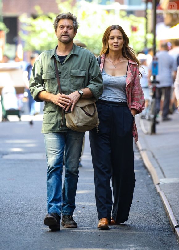 Katie Holmes et Joshua Jackson sur le tournage du film "Happy Hours" à New York le 8 août 2025. © Backgrid USA / Bestimage