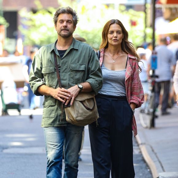 Katie Holmes et Joshua Jackson sur le tournage du film "Happy Hours" à New York le 8 août 2025. © Backgrid USA / Bestimage