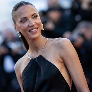 Aujourd'hui, elle s'investit dans des actions caritatives et affirme que venir en aide aux autres l'a aussi aidée à se relever.

Noémie Lenoir - Montée des marches du film « El Ser Querido » lors du 79ème Festival International du Film de Cannes, le 16 mai 2026. © Jacovides-Moreau / Bestimage