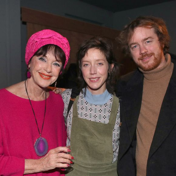 Exclusif - Sara Giraudeau entre sa mère Anny Duperey et son frère Gaël Giraudeau - Cocktail après la générale de la pièce "Le syndrome de l'oiseau" au théâtre du Rond-Point à Paris. Le 17 janvier 2023
© Bertrand Rindoff Petroff / Bestimage