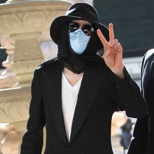 Michael Jackson achète des antiquités à Beverly Hills, CA, USA le 22 avril 2009. Le roi de la pop fait un signe de paix à ses fans en entrant dans le magasin, avec un garde du corps à ses côtés.  Photo de GSI/ABACAPRESS.COM