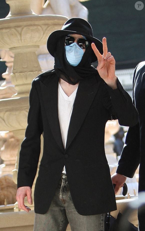 Michael Jackson achète des antiquités à Beverly Hills, CA, USA le 22 avril 2009. Le roi de la pop fait un signe de paix à ses fans en entrant dans le magasin, avec un garde du corps à ses côtés.  Photo de GSI/ABACAPRESS.COM
