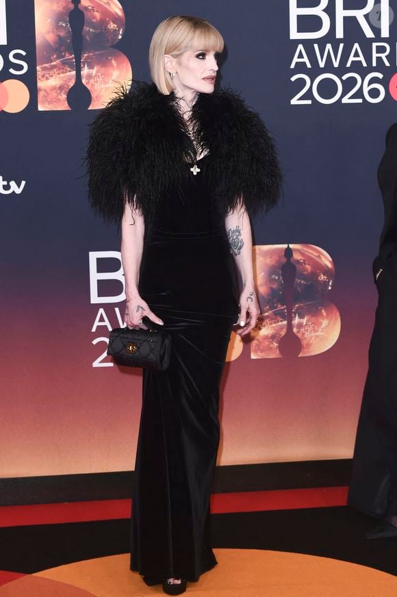 Elle affirme ne pas devoir se justifier sur sa perte de poids et refuse de se laisser “déshumaniser” par les attaques en ligne.

Kelly Osbourne - Cérémonie des Brit Awards 2026 à Manchester le 28 février 2026.
© Action press / Bestimage